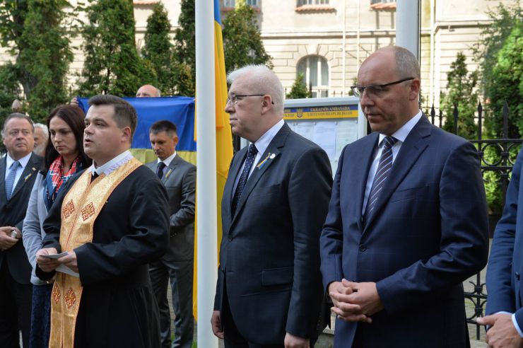 
Голова Верховної Ради України Андрій Парубій здійснює візит до Литовської Республіки з метою участі у Третій міжнародній Конференції «Президента Валдаса Адамкуса». 
День прапора в посольстві України в Литві
