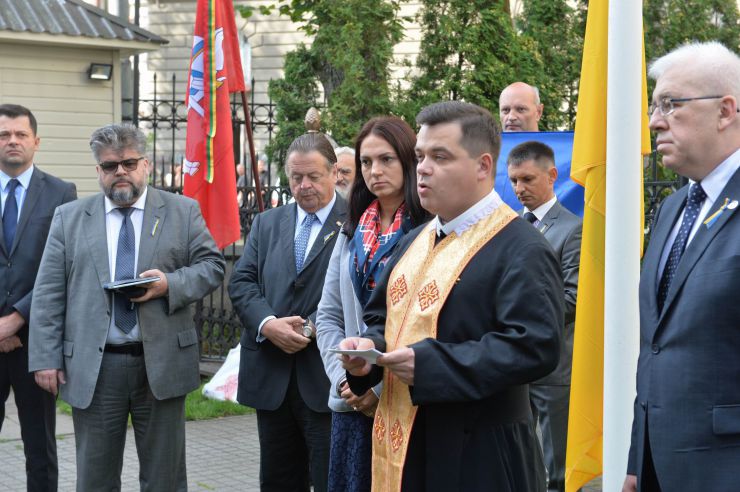 
Голова Верховної Ради України Андрій Парубій здійснює візит до Литовської Республіки з метою участі у Третій міжнародній Конференції «Президента Валдаса Адамкуса». 
День прапора в посольстві України в Литві
