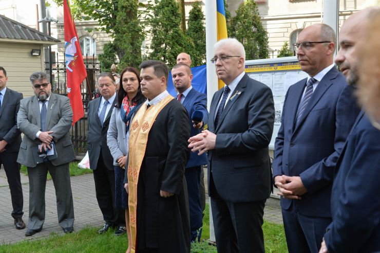 
Голова Верховної Ради України Андрій Парубій здійснює візит до Литовської Республіки з метою участі у Третій міжнародній Конференції «Президента Валдаса Адамкуса». 
День прапора в посольстві України в Литві
