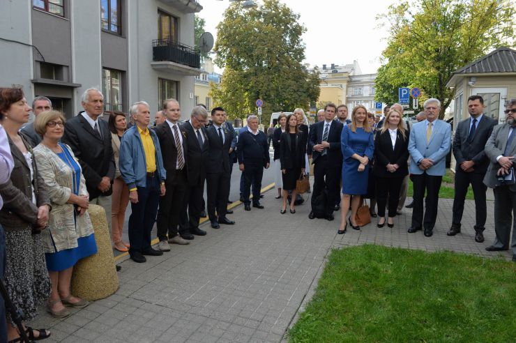 
Голова Верховної Ради України Андрій Парубій здійснює візит до Литовської Республіки з метою участі у Третій міжнародній Конференції «Президента Валдаса Адамкуса». 
День прапора в посольстві України в Литві
