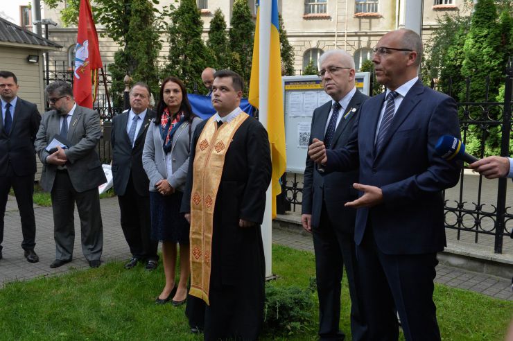 
Голова Верховної Ради України Андрій Парубій здійснює візит до Литовської Республіки з метою участі у Третій міжнародній Конференції «Президента Валдаса Адамкуса». 
День прапора в посольстві України в Литві
