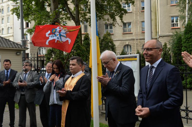 
Голова Верховної Ради України Андрій Парубій здійснює візит до Литовської Республіки з метою участі у Третій міжнародній Конференції «Президента Валдаса Адамкуса». 
День прапора в посольстві України в Литві
