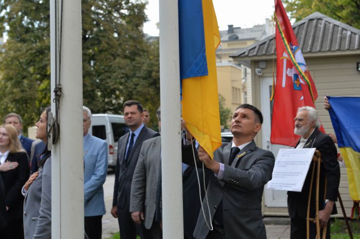 
Голова Верховної Ради України Андрій Парубій здійснює візит до Литовської Республіки з метою участі у Третій міжнародній Конференції «Президента Валдаса Адамкуса». 
День прапора в посольстві України в Литві
