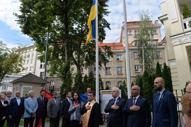 
Голова Верховної Ради України Андрій Парубій здійснює візит до Литовської Республіки з метою участі у Третій міжнародній Конференції «Президента Валдаса Адамкуса». 
День прапора в посольстві України в Литві
