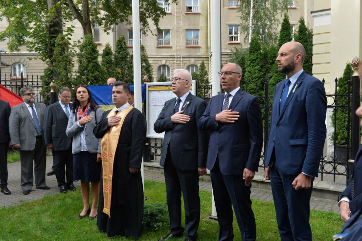 
Голова Верховної Ради України Андрій Парубій здійснює візит до Литовської Республіки з метою участі у Третій міжнародній Конференції «Президента Валдаса Адамкуса». 
День прапора в посольстві України в Литві
