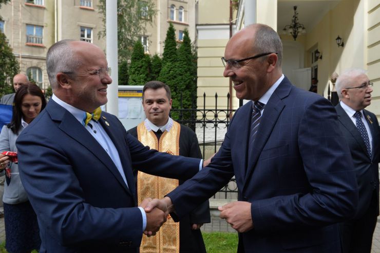 
Голова Верховної Ради України Андрій Парубій здійснює візит до Литовської Республіки з метою участі у Третій міжнародній Конференції «Президента Валдаса Адамкуса». 
День прапора в посольстві України в Литві
