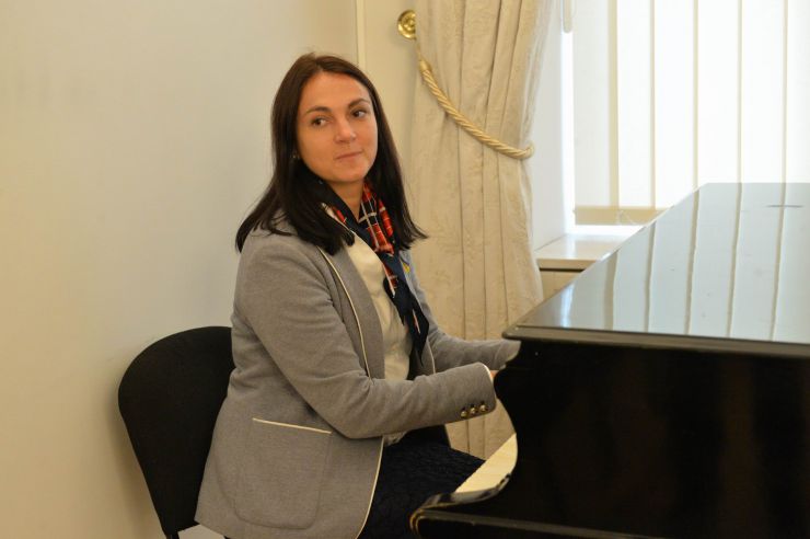 Голова Верховної Ради України Андрій Парубій здійснює візит до Литовської Республіки з метою участі у Третій міжнародній Конференції «Президента Валдаса Адамкуса». 
День прапора в посольстві України в Литві. Ганна Гопко
