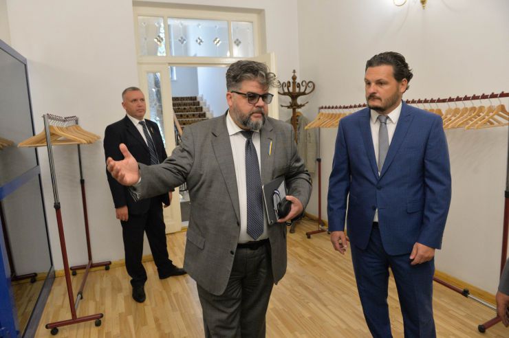 
Голова Верховної Ради України Андрій Парубій здійснює візит до Литовської Республіки з метою участі у Третій міжнародній Конференції «Президента Валдаса Адамкуса». 
День прапора в посольстві України в Литві
