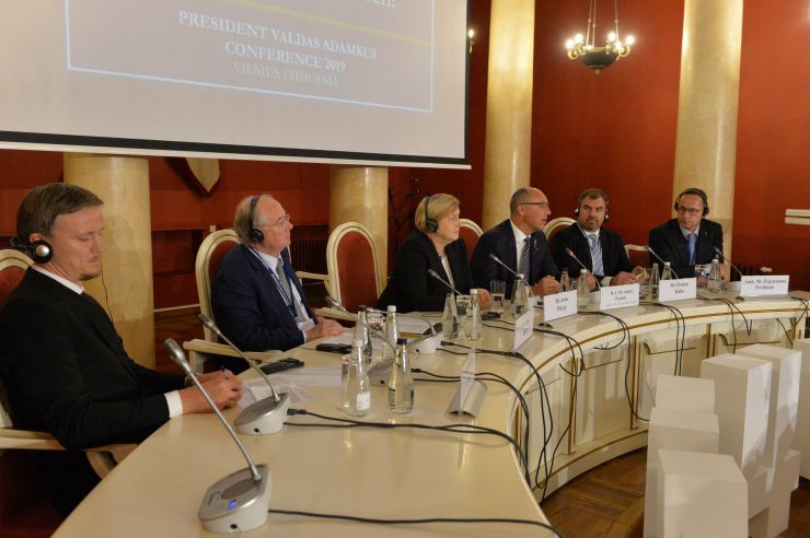 Голова Верховної Ради України Андрій Парубій здійснює візит до Литовської Республіки. Участь у Третій міжнародній Конференції «Президента Валдаса Адамкуса». Панель 4: Майбутнє Європейського Союзу: багатообіцяюче, похмуре або десь між ними? Панельна дискусія