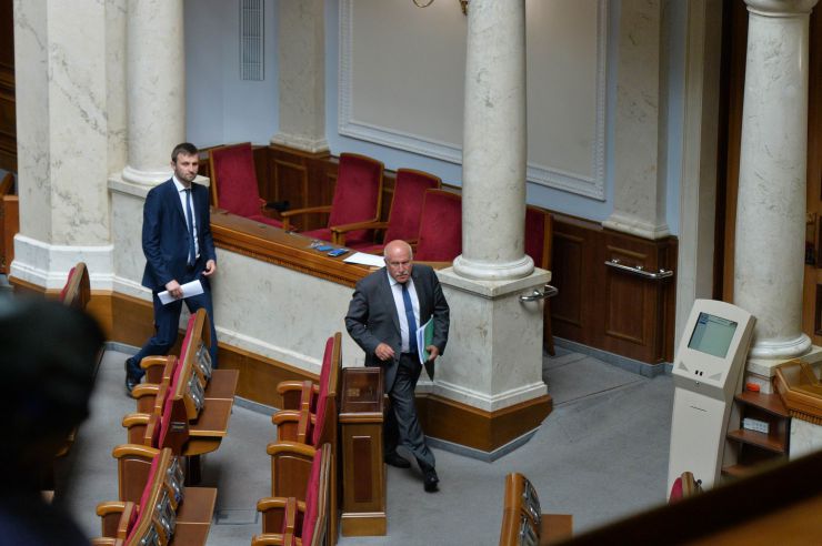 Працівники апарату ВР України готують зал ВР до першого засідання ВР нового скликання 29 серпня