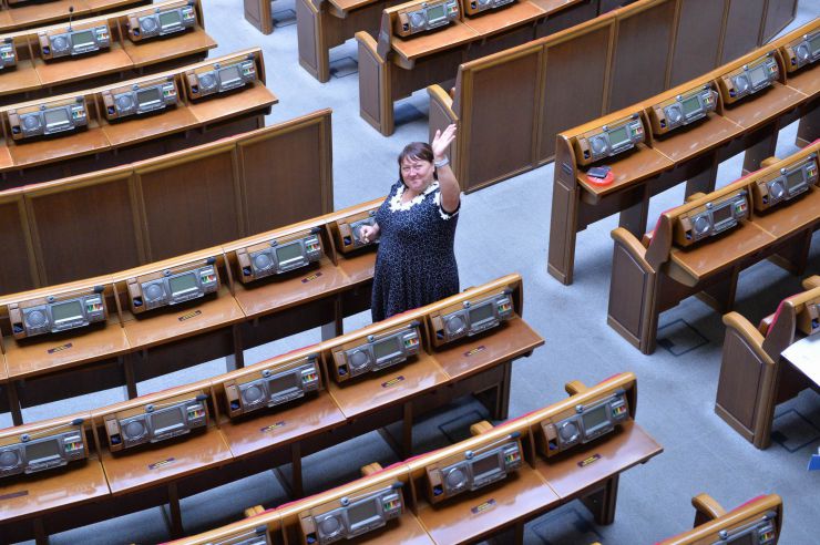 Працівники апарату ВР України готують зал ВР до першого засідання ВР нового скликання 29 серпня