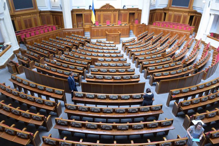Працівники апарату ВР України готують зал ВР до першого засідання ВР нового скликання 29 серпня