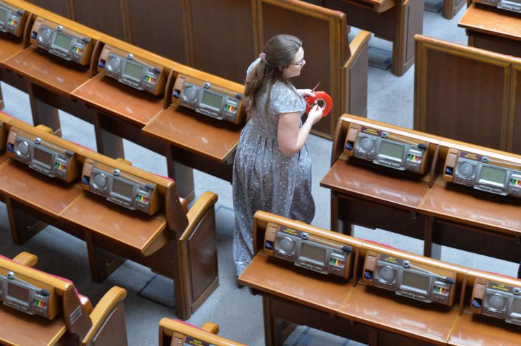 Працівники апарату ВР України готують зал ВР до першого засідання ВР нового скликання 29 серпня