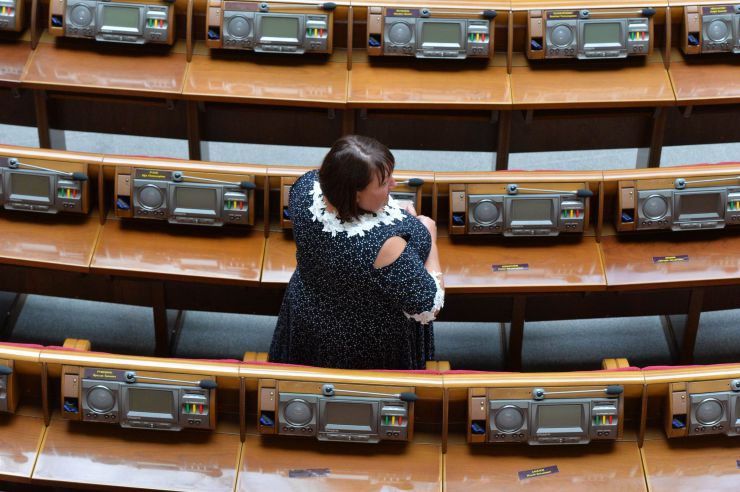 Працівники апарату ВР України готують зал ВР до першого засідання ВР нового скликання 29 серпня