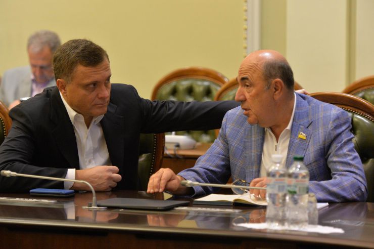 У Верховній Раді триває чергове засідання Підготовчої депутатської групи. 
На початку чергового засідання Підготовчої депутатської групи з організації роботи Верховної Ради України IX скликання голова депутатської групи представник політичної партії «Слуга народу» Дмитро Разумков запропонував заслухати попередні звіти про результати роботи двох підгруп депутатської групи.
Учасники засідання заслухали інформацію Першого заступника Керівника Апарату – керуючого справами Петра Боднара про готовність до роботи системи «Рада3». Льовочкін , Рабінович
