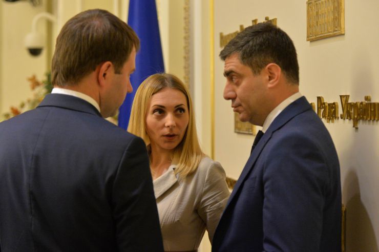У Верховній Раді триває чергове засідання Підготовчої депутатської групи. 
На початку чергового засідання Підготовчої депутатської групи з організації роботи Верховної Ради України IX скликання голова депутатської групи представник політичної партії «Слуга народу» Дмитро Разумков запропонував заслухати попередні звіти про результати роботи двох підгруп депутатської групи.
Учасники засідання заслухали інформацію Першого заступника Керівника Апарату – керуючого справами Петра Боднара про готовність до роботи системи «Рада3».
