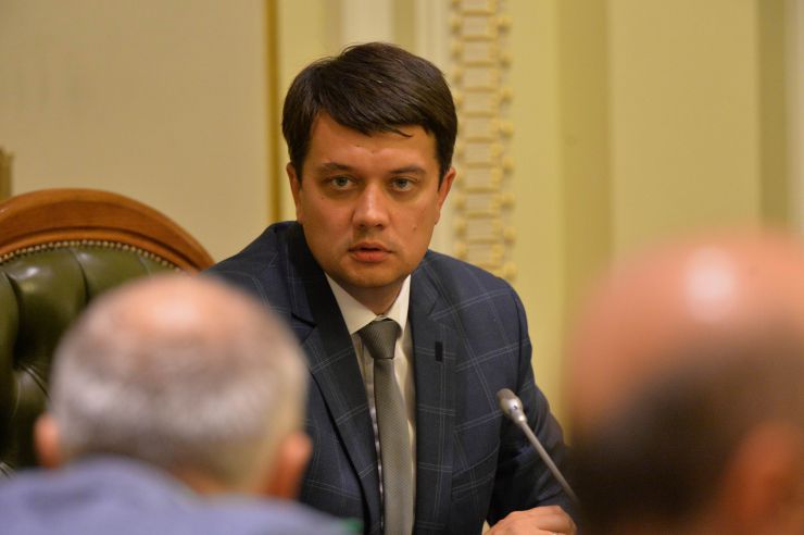 У Верховній Раді триває чергове засідання Підготовчої депутатської групи. 
На початку чергового засідання Підготовчої депутатської групи з організації роботи Верховної Ради України IX скликання голова депутатської групи представник політичної партії «Слуга народу» Дмитро Разумков запропонував заслухати попередні звіти про результати роботи двох підгруп депутатської групи.
Учасники засідання заслухали інформацію Першого заступника Керівника Апарату – керуючого справами Петра Боднара про готовність до роботи системи «Рада3».
