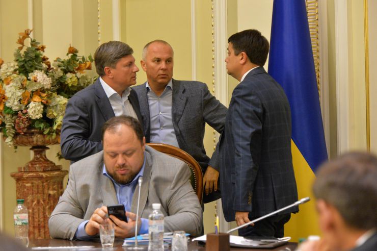 У Верховній Раді триває чергове засідання Підготовчої депутатської групи. 
На початку чергового засідання Підготовчої депутатської групи з організації роботи Верховної Ради України IX скликання голова депутатської групи представник політичної партії «Слуга народу» Дмитро Разумков запропонував заслухати попередні звіти про результати роботи двох підгруп депутатської групи.
Учасники засідання заслухали інформацію Першого заступника Керівника Апарату – керуючого справами Петра Боднара про готовність до роботи системи «Рада3». Стефанчук , Герасимов , Шуфрич
