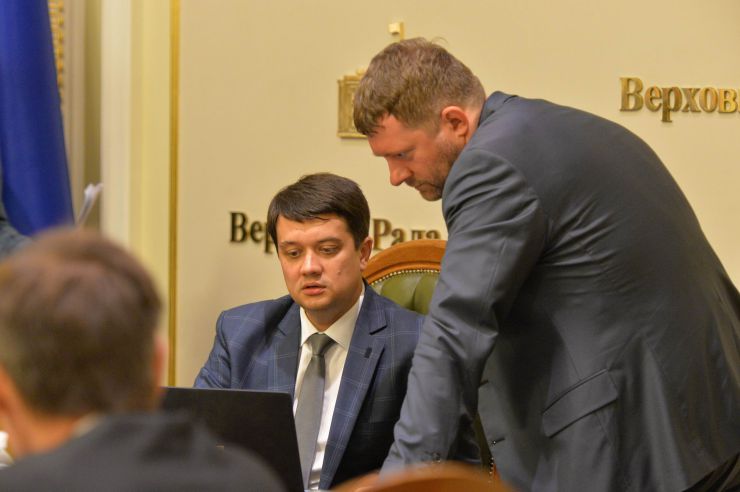 У Верховній Раді триває чергове засідання Підготовчої депутатської групи. 
На початку чергового засідання Підготовчої депутатської групи з організації роботи Верховної Ради України IX скликання голова депутатської групи представник політичної партії «Слуга народу» Дмитро Разумков запропонував заслухати попередні звіти про результати роботи двох підгруп депутатської групи.
Учасники засідання заслухали інформацію Першого заступника Керівника Апарату – керуючого справами Петра Боднара про готовність до роботи системи «Рада3».
