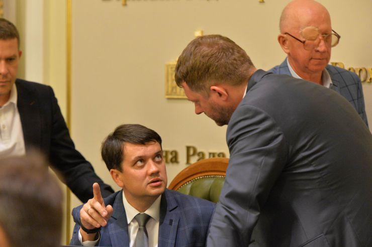 У Верховній Раді триває чергове засідання Підготовчої депутатської групи. 
На початку чергового засідання Підготовчої депутатської групи з організації роботи Верховної Ради України IX скликання голова депутатської групи представник політичної партії «Слуга народу» Дмитро Разумков запропонував заслухати попередні звіти про результати роботи двох підгруп депутатської групи.
Учасники засідання заслухали інформацію Першого заступника Керівника Апарату – керуючого справами Петра Боднара про готовність до роботи системи «Рада3».
