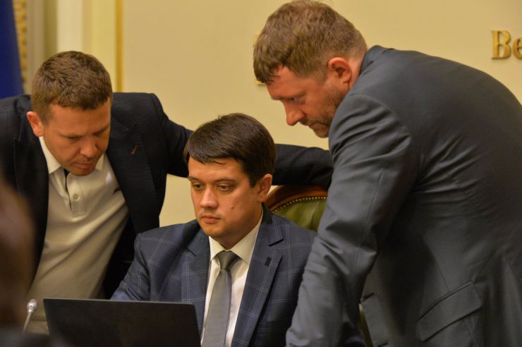 У Верховній Раді триває чергове засідання Підготовчої депутатської групи. 
На початку чергового засідання Підготовчої депутатської групи з організації роботи Верховної Ради України IX скликання голова депутатської групи представник політичної партії «Слуга народу» Дмитро Разумков запропонував заслухати попередні звіти про результати роботи двох підгруп депутатської групи.
Учасники засідання заслухали інформацію Першого заступника Керівника Апарату – керуючого справами Петра Боднара про готовність до роботи системи «Рада3».

