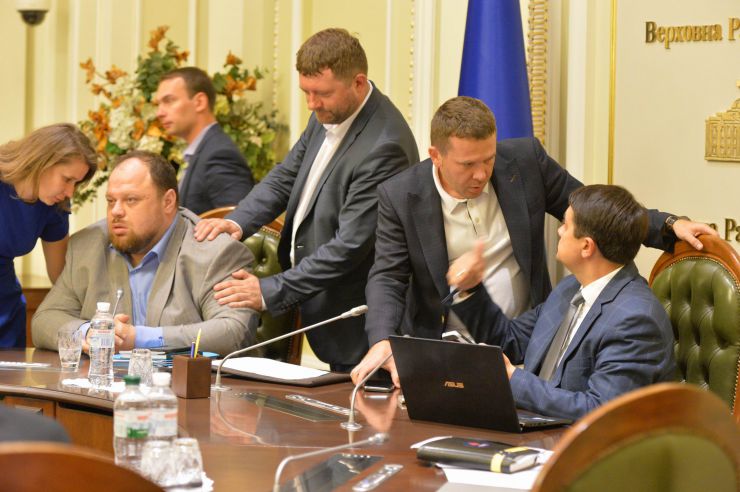 У Верховній Раді триває чергове засідання Підготовчої депутатської групи. 
На початку чергового засідання Підготовчої депутатської групи з організації роботи Верховної Ради України IX скликання голова депутатської групи представник політичної партії «Слуга народу» Дмитро Разумков запропонував заслухати попередні звіти про результати роботи двох підгруп депутатської групи.
Учасники засідання заслухали інформацію Першого заступника Керівника Апарату – керуючого справами Петра Боднара про готовність до роботи системи «Рада3». Стефанчук , Крулько
