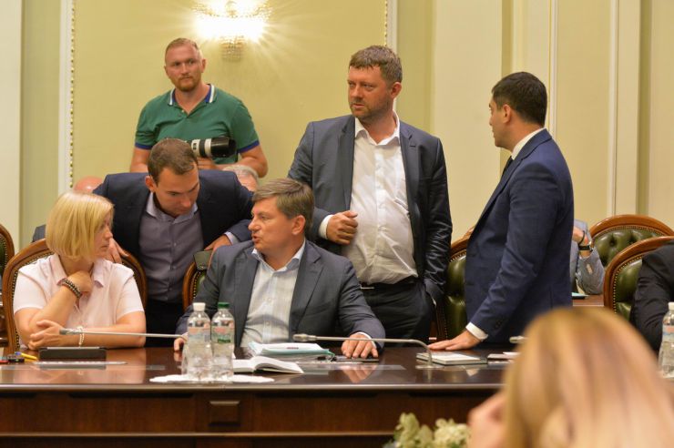 У Верховній Раді триває чергове засідання Підготовчої депутатської групи. 
На початку чергового засідання Підготовчої депутатської групи з організації роботи Верховної Ради України IX скликання голова депутатської групи представник політичної партії «Слуга народу» Дмитро Разумков запропонував заслухати попередні звіти про результати роботи двох підгруп депутатської групи.
Учасники засідання заслухали інформацію Першого заступника Керівника Апарату – керуючого справами Петра Боднара про готовність до роботи системи «Рада3». Геращенко, Герасимов
