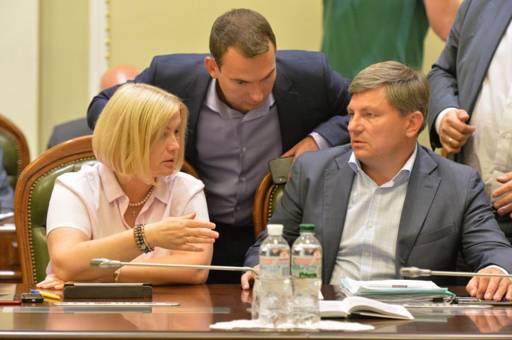 У Верховній Раді триває чергове засідання Підготовчої депутатської групи. 
На початку чергового засідання Підготовчої депутатської групи з організації роботи Верховної Ради України IX скликання голова депутатської групи представник політичної партії «Слуга народу» Дмитро Разумков запропонував заслухати попередні звіти про результати роботи двох підгруп депутатської групи.
Учасники засідання заслухали інформацію Першого заступника Керівника Апарату – керуючого справами Петра Боднара про готовність до роботи системи «Рада3». Геращенко, Герасимов
