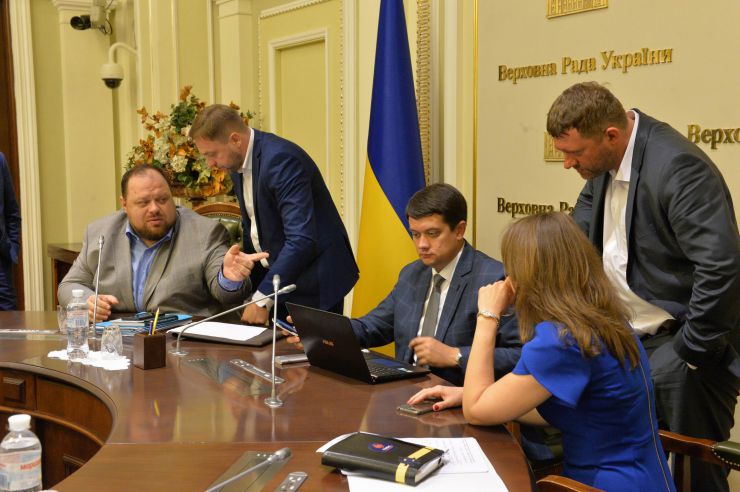 У Верховній Раді триває чергове засідання Підготовчої депутатської групи. 
На початку чергового засідання Підготовчої депутатської групи з організації роботи Верховної Ради України IX скликання голова депутатської групи представник політичної партії «Слуга народу» Дмитро Разумков запропонував заслухати попередні звіти про результати роботи двох підгруп депутатської групи.
Учасники засідання заслухали інформацію Першого заступника Керівника Апарату – керуючого справами Петра Боднара про готовність до роботи системи «Рада3». Стефанчук
