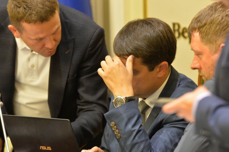 У Верховній Раді триває чергове засідання Підготовчої депутатської групи. 
На початку чергового засідання Підготовчої депутатської групи з організації роботи Верховної Ради України IX скликання голова депутатської групи представник політичної партії «Слуга народу» Дмитро Разумков запропонував заслухати попередні звіти про результати роботи двох підгруп депутатської групи.
Учасники засідання заслухали інформацію Першого заступника Керівника Апарату – керуючого справами Петра Боднара про готовність до роботи системи «Рада3».
