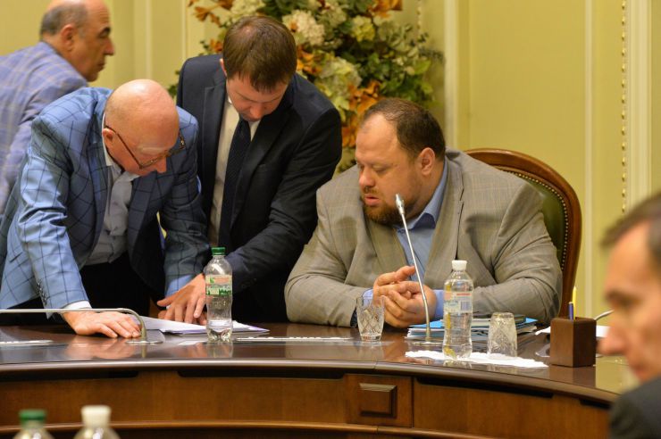 У Верховній Раді триває чергове засідання Підготовчої депутатської групи. 
На початку чергового засідання Підготовчої депутатської групи з організації роботи Верховної Ради України IX скликання голова депутатської групи представник політичної партії «Слуга народу» Дмитро Разумков запропонував заслухати попередні звіти про результати роботи двох підгруп депутатської групи.
Учасники засідання заслухали інформацію Першого заступника Керівника Апарату – керуючого справами Петра Боднара про готовність до роботи системи «Рада3». Теплюк, Стефанчук
