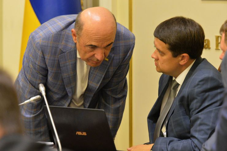 У Верховній Раді триває чергове засідання Підготовчої депутатської групи. 
На початку чергового засідання Підготовчої депутатської групи з організації роботи Верховної Ради України IX скликання голова депутатської групи представник політичної партії «Слуга народу» Дмитро Разумков запропонував заслухати попередні звіти про результати роботи двох підгруп депутатської групи.
Учасники засідання заслухали інформацію Першого заступника Керівника Апарату – керуючого справами Петра Боднара про готовність до роботи системи «Рада3». Рабінович
