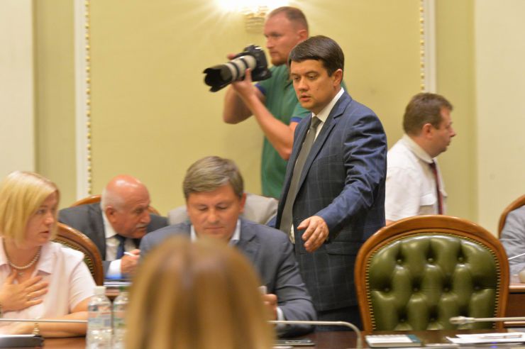 У Верховній Раді триває чергове засідання Підготовчої депутатської групи. 
На початку чергового засідання Підготовчої депутатської групи з організації роботи Верховної Ради України IX скликання голова депутатської групи представник політичної партії «Слуга народу» Дмитро Разумков запропонував заслухати попередні звіти про результати роботи двох підгруп депутатської групи.
Учасники засідання заслухали інформацію Першого заступника Керівника Апарату – керуючого справами Петра Боднара про готовність до роботи системи «Рада3». Геращенко , Герасимов
