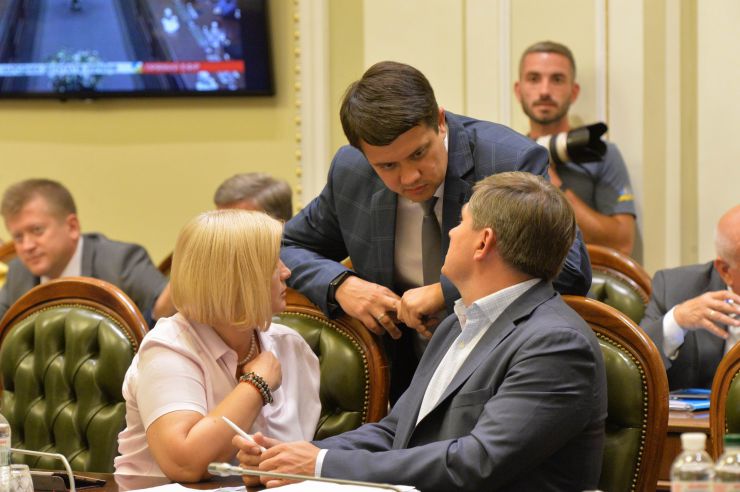У Верховній Раді триває чергове засідання Підготовчої депутатської групи. 
На початку чергового засідання Підготовчої депутатської групи з організації роботи Верховної Ради України IX скликання голова депутатської групи представник політичної партії «Слуга народу» Дмитро Разумков запропонував заслухати попередні звіти про результати роботи двох підгруп депутатської групи.
Учасники засідання заслухали інформацію Першого заступника Керівника Апарату – керуючого справами Петра Боднара про готовність до роботи системи «Рада3». Геращенко , Герасимов
