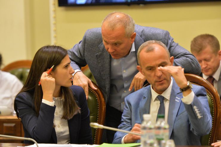 У Верховній Раді триває чергове засідання Підготовчої депутатської групи. 
На початку чергового засідання Підготовчої депутатської групи з організації роботи Верховної Ради України IX скликання голова депутатської групи представник політичної партії «Слуга народу» Дмитро Разумков запропонував заслухати попередні звіти про результати роботи двох підгруп депутатської групи.
Учасники засідання заслухали інформацію Першого заступника Керівника Апарату – керуючого справами Петра Боднара про готовність до роботи системи «Рада3». Шуфрич , Кожем'якін

