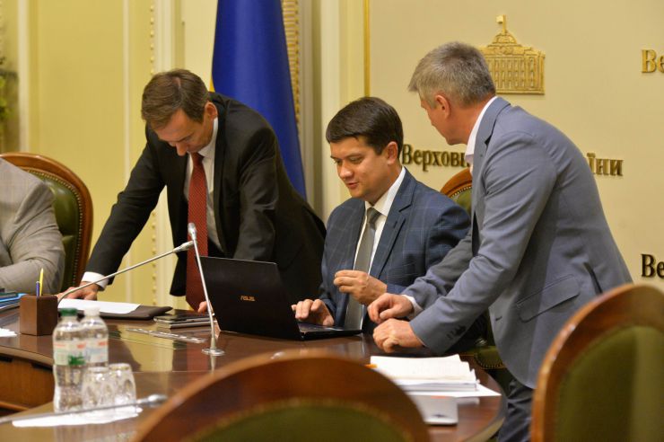 У Верховній Раді триває чергове засідання Підготовчої депутатської групи. 
На початку чергового засідання Підготовчої депутатської групи з організації роботи Верховної Ради України IX скликання голова депутатської групи представник політичної партії «Слуга народу» Дмитро Разумков запропонував заслухати попередні звіти про результати роботи двох підгруп депутатської групи.
Учасники засідання заслухали інформацію Першого заступника Керівника Апарату – керуючого справами Петра Боднара про готовність до роботи системи «Рада3».
