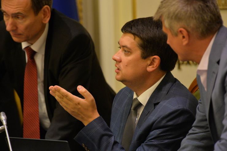 У Верховній Раді триває чергове засідання Підготовчої депутатської групи. 
На початку чергового засідання Підготовчої депутатської групи з організації роботи Верховної Ради України IX скликання голова депутатської групи представник політичної партії «Слуга народу» Дмитро Разумков запропонував заслухати попередні звіти про результати роботи двох підгруп депутатської групи.
Учасники засідання заслухали інформацію Першого заступника Керівника Апарату – керуючого справами Петра Боднара про готовність до роботи системи «Рада3».
