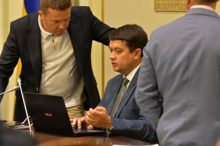 У Верховній Раді триває чергове засідання Підготовчої депутатської групи. 
На початку чергового засідання Підготовчої депутатської групи з організації роботи Верховної Ради України IX скликання голова депутатської групи представник політичної партії «Слуга народу» Дмитро Разумков запропонував заслухати попередні звіти про результати роботи двох підгруп депутатської групи.
Учасники засідання заслухали інформацію Першого заступника Керівника Апарату – керуючого справами Петра Боднара про готовність до роботи системи «Рада3». Крулько
