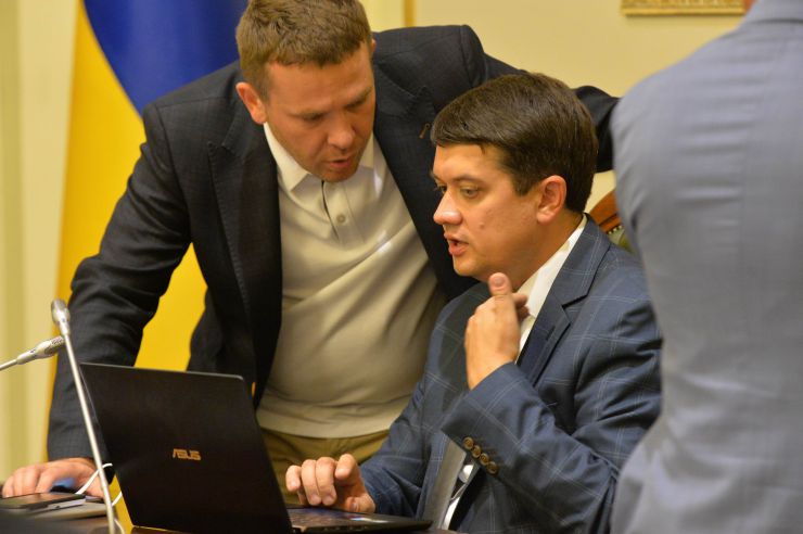 У Верховній Раді триває чергове засідання Підготовчої депутатської групи. 
На початку чергового засідання Підготовчої депутатської групи з організації роботи Верховної Ради України IX скликання голова депутатської групи представник політичної партії «Слуга народу» Дмитро Разумков запропонував заслухати попередні звіти про результати роботи двох підгруп депутатської групи.
Учасники засідання заслухали інформацію Першого заступника Керівника Апарату – керуючого справами Петра Боднара про готовність до роботи системи «Рада3». Крулько

