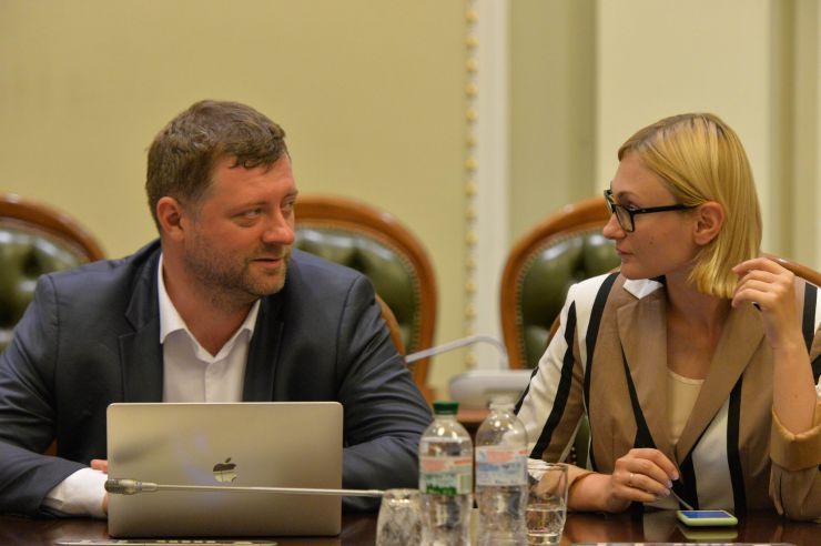 У Верховній Раді триває чергове засідання Підготовчої депутатської групи. 
На початку чергового засідання Підготовчої депутатської групи з організації роботи Верховної Ради України IX скликання голова депутатської групи представник політичної партії «Слуга народу» Дмитро Разумков запропонував заслухати попередні звіти про результати роботи двох підгруп депутатської групи.
Учасники засідання заслухали інформацію Першого заступника Керівника Апарату – керуючого справами Петра Боднара про готовність до роботи системи «Рада3».
