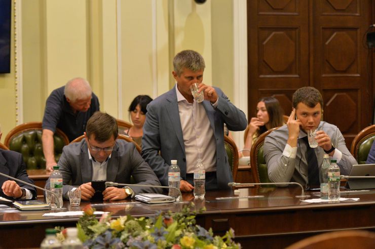 У Верховній Раді триває чергове засідання Підготовчої депутатської групи. 
На початку чергового засідання Підготовчої депутатської групи з організації роботи Верховної Ради України IX скликання голова депутатської групи представник політичної партії «Слуга народу» Дмитро Разумков запропонував заслухати попередні звіти про результати роботи двох підгруп депутатської групи.
Учасники засідання заслухали інформацію Першого заступника Керівника Апарату – керуючого справами Петра Боднара про готовність до роботи системи «Рада3».
