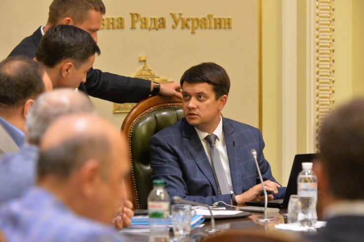 У Верховній Раді триває чергове засідання Підготовчої депутатської групи. 
На початку чергового засідання Підготовчої депутатської групи з організації роботи Верховної Ради України IX скликання голова депутатської групи представник політичної партії «Слуга народу» Дмитро Разумков запропонував заслухати попередні звіти про результати роботи двох підгруп депутатської групи.
Учасники засідання заслухали інформацію Першого заступника Керівника Апарату – керуючого справами Петра Боднара про готовність до роботи системи «Рада3».
