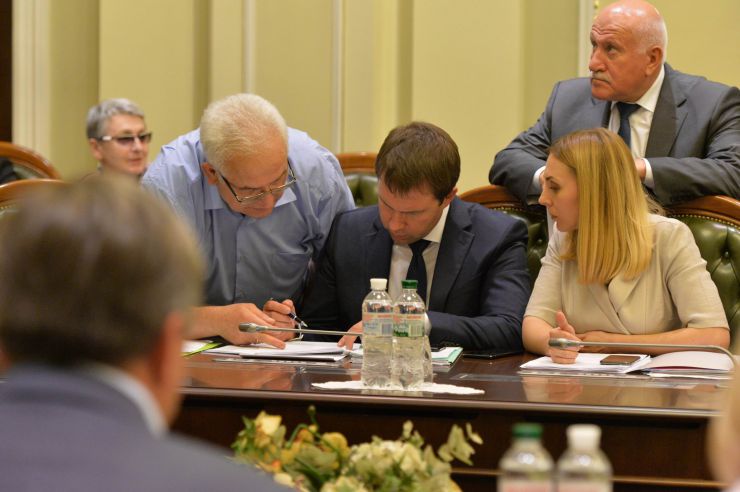 У Верховній Раді триває чергове засідання Підготовчої депутатської групи. 
На початку чергового засідання Підготовчої депутатської групи з організації роботи Верховної Ради України IX скликання голова депутатської групи представник політичної партії «Слуга народу» Дмитро Разумков запропонував заслухати попередні звіти про результати роботи двох підгруп депутатської групи.
Учасники засідання заслухали інформацію Першого заступника Керівника Апарату – керуючого справами Петра Боднара про готовність до роботи системи «Рада3».
