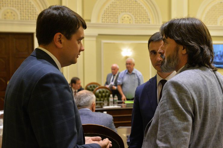 У Верховній Раді триває чергове засідання Підготовчої депутатської групи. 
На початку чергового засідання Підготовчої депутатської групи з організації роботи Верховної Ради України IX скликання голова депутатської групи представник політичної партії «Слуга народу» Дмитро Разумков запропонував заслухати попередні звіти про результати роботи двох підгруп депутатської групи.
Учасники засідання заслухали інформацію Першого заступника Керівника Апарату – керуючого справами Петра Боднара про готовність до роботи системи «Рада3». Петро Боднар, Микола Шевчук 
