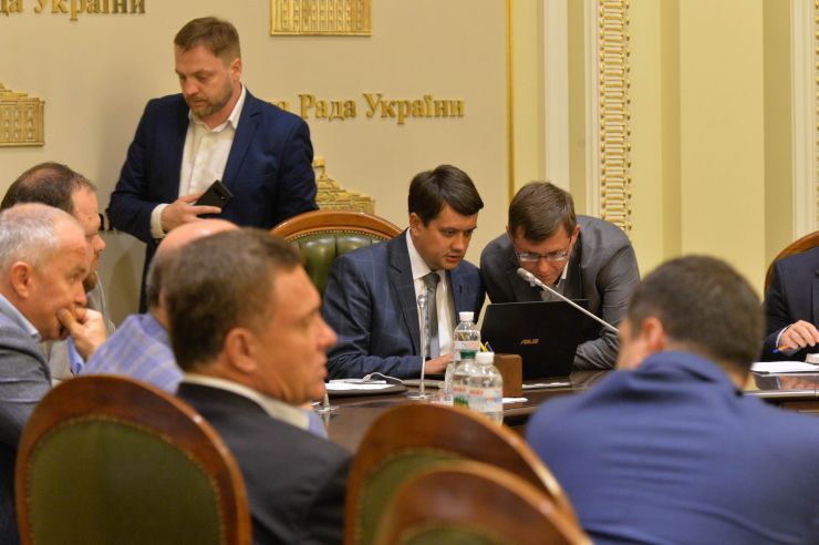 У Верховній Раді триває чергове засідання Підготовчої депутатської групи. 
На початку чергового засідання Підготовчої депутатської групи з організації роботи Верховної Ради України IX скликання голова депутатської групи представник політичної партії «Слуга народу» Дмитро Разумков запропонував заслухати попередні звіти про результати роботи двох підгруп депутатської групи.
Учасники засідання заслухали інформацію Першого заступника Керівника Апарату – керуючого справами Петра Боднара про готовність до роботи системи «Рада3».
