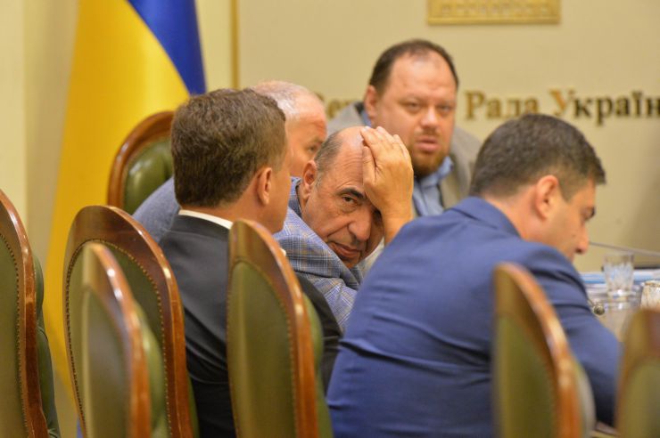 У Верховній Раді триває чергове засідання Підготовчої депутатської групи. 
На початку чергового засідання Підготовчої депутатської групи з організації роботи Верховної Ради України IX скликання голова депутатської групи представник політичної партії «Слуга народу» Дмитро Разумков запропонував заслухати попередні звіти про результати роботи двох підгруп депутатської групи.
Учасники засідання заслухали інформацію Першого заступника Керівника Апарату – керуючого справами Петра Боднара про готовність до роботи системи «Рада3».
