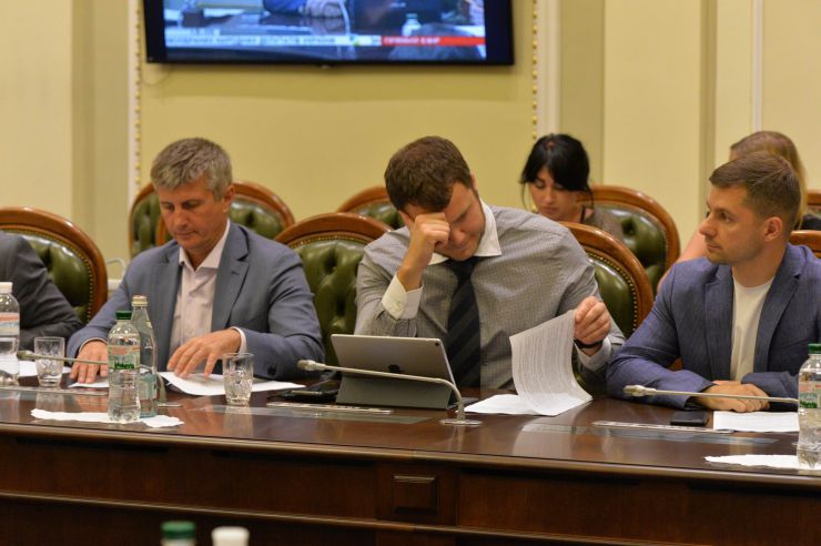 У Верховній Раді триває чергове засідання Підготовчої депутатської групи. 
На початку чергового засідання Підготовчої депутатської групи з організації роботи Верховної Ради України IX скликання голова депутатської групи представник політичної партії «Слуга народу» Дмитро Разумков запропонував заслухати попередні звіти про результати роботи двох підгруп депутатської групи.
Учасники засідання заслухали інформацію Першого заступника Керівника Апарату – керуючого справами Петра Боднара про готовність до роботи системи «Рада3».
