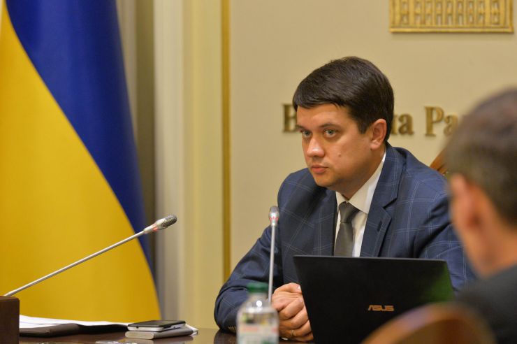 У Верховній Раді триває чергове засідання Підготовчої депутатської групи. 
На початку чергового засідання Підготовчої депутатської групи з організації роботи Верховної Ради України IX скликання голова депутатської групи представник політичної партії «Слуга народу» Дмитро Разумков запропонував заслухати попередні звіти про результати роботи двох підгруп депутатської групи.
Учасники засідання заслухали інформацію Першого заступника Керівника Апарату – керуючого справами Петра Боднара про готовність до роботи системи «Рада3».

