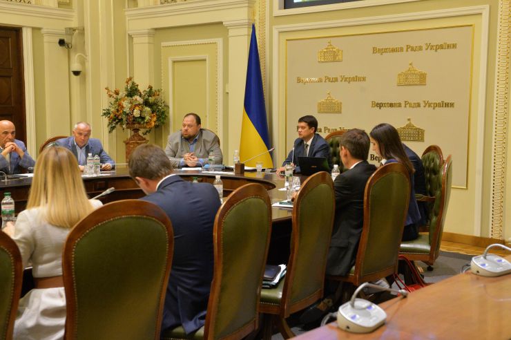 У Верховній Раді триває чергове засідання Підготовчої депутатської групи. 
На початку чергового засідання Підготовчої депутатської групи з організації роботи Верховної Ради України IX скликання голова депутатської групи представник політичної партії «Слуга народу» Дмитро Разумков запропонував заслухати попередні звіти про результати роботи двох підгруп депутатської групи.
Учасники засідання заслухали інформацію Першого заступника Керівника Апарату – керуючого справами Петра Боднара про готовність до роботи системи «Рада3».
