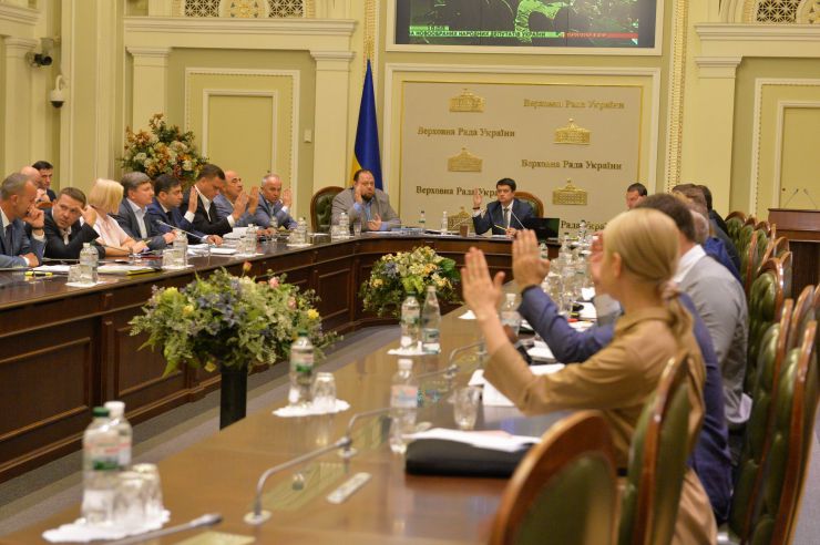 У Верховній Раді триває чергове засідання Підготовчої депутатської групи. 
На початку чергового засідання Підготовчої депутатської групи з організації роботи Верховної Ради України IX скликання голова депутатської групи представник політичної партії «Слуга народу» Дмитро Разумков запропонував заслухати попередні звіти про результати роботи двох підгруп депутатської групи.
Учасники засідання заслухали інформацію Першого заступника Керівника Апарату – керуючого справами Петра Боднара про готовність до роботи системи «Рада3».
